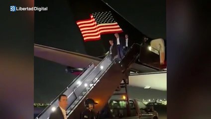 Trump llega en su avión a Newark y baja por su propio pie mientras saluda