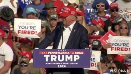 L'attentato a Trump, il sangue, il pugno alzato verso la folla