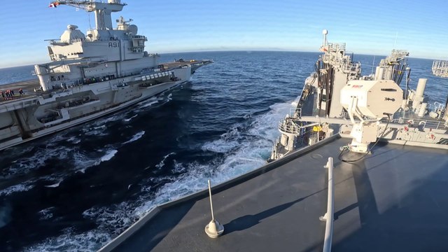 À bord du Jacques Chevallier sur une opération de ravitaillement sur le porte-avions Charles-de-Gaulle