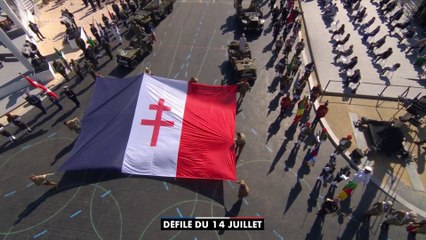 Défilé du 14 juillet : le drapeau de la libération est déployé en chanson