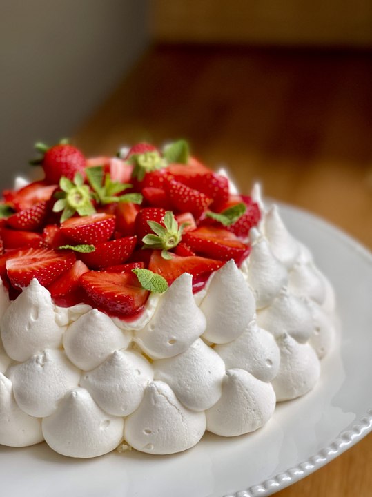 Pavlova à la Fraise : La Recette Complète | Meringue, Crème Fouettée Mascarpone, Menthe Fraîche