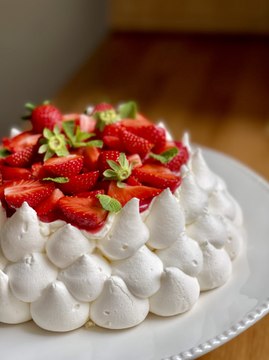 Pavlova à la Fraise : La Recette Complète | Meringue, Crème Fouettée Mascarpone, Menthe Fraîche