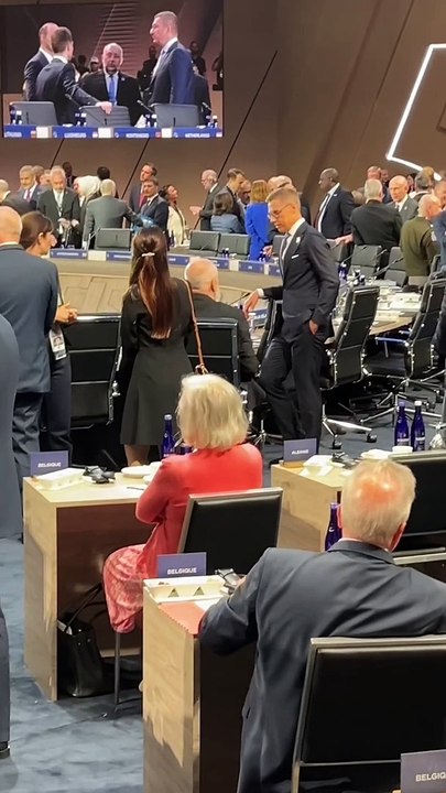 İngiliz fenomen NATO toplantısında: Hayır, kelini çekme