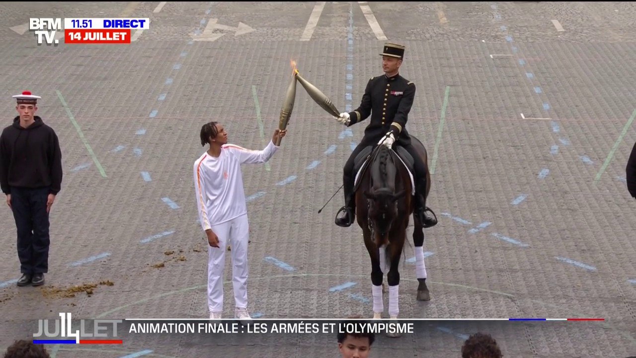 14-Juillet: les images du relais de la flamme olympique sur l'avenue Foch