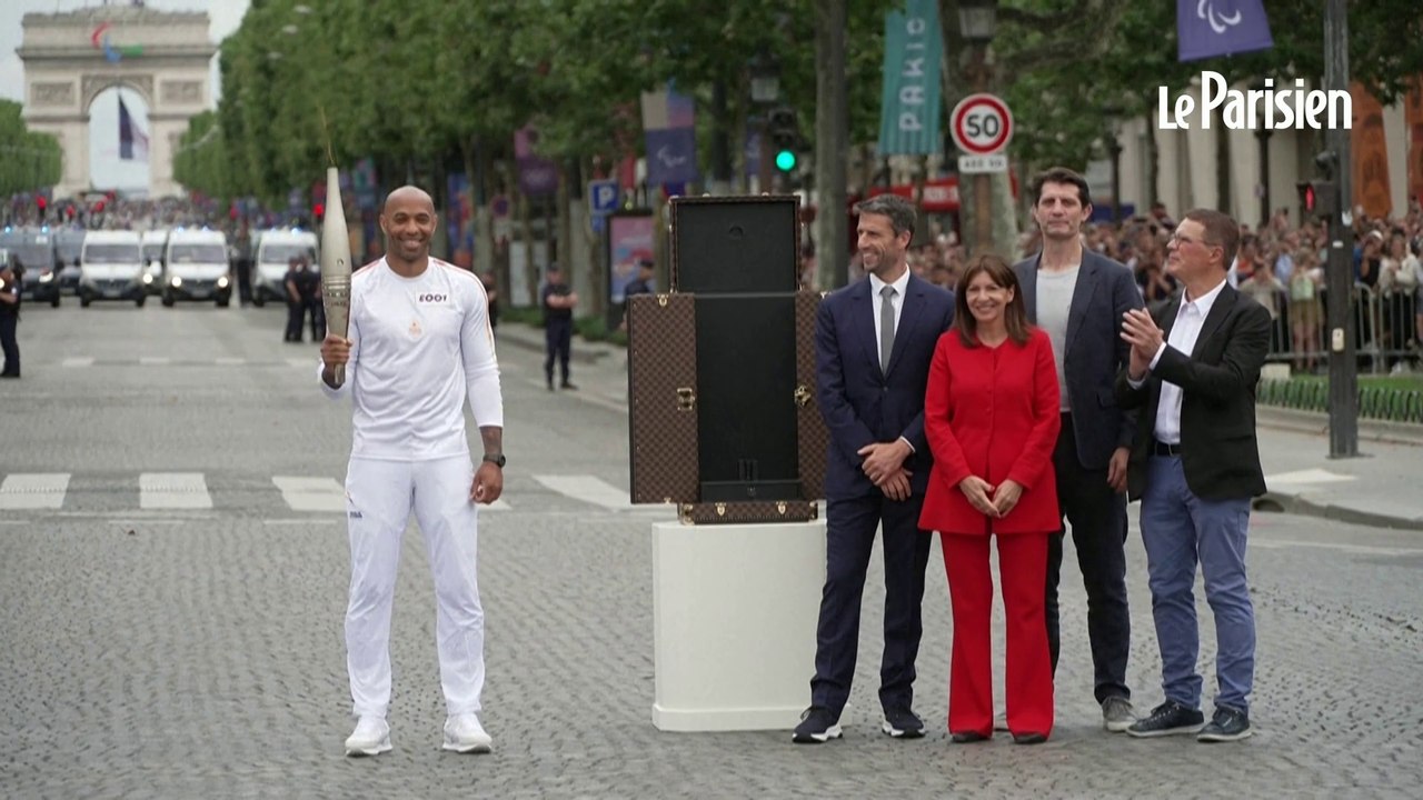 Flamme olympique à Paris : les relais se poursuivent dans les rues de la capitale