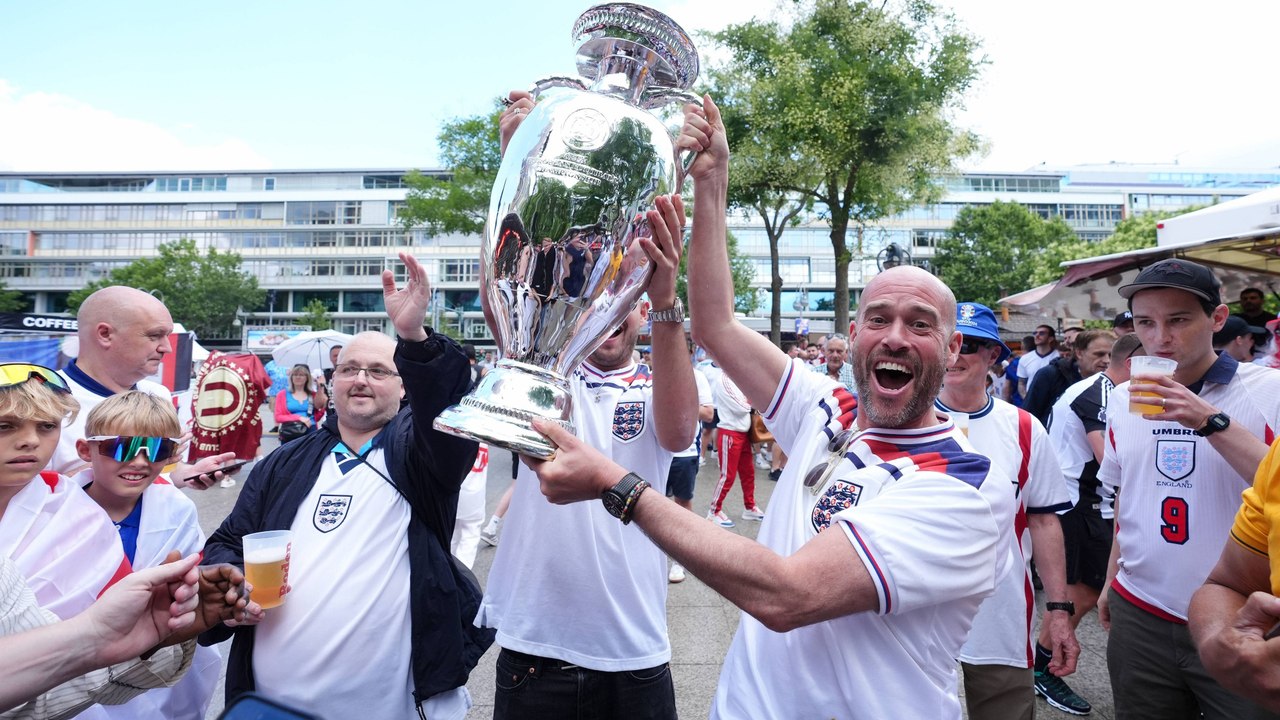 'No Scotland no Party': Spanier sticheln gegen England-Fans - die erobern Fahnenmast