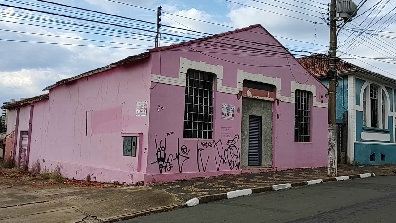 ENTRE SUSTOS E BARULHOS, DOIS CASARÕES ABANDONADOS