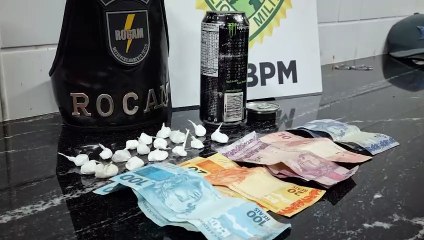 Jovens são detidos com embalagem falsa de energético cheia de dinheiro e cocaína