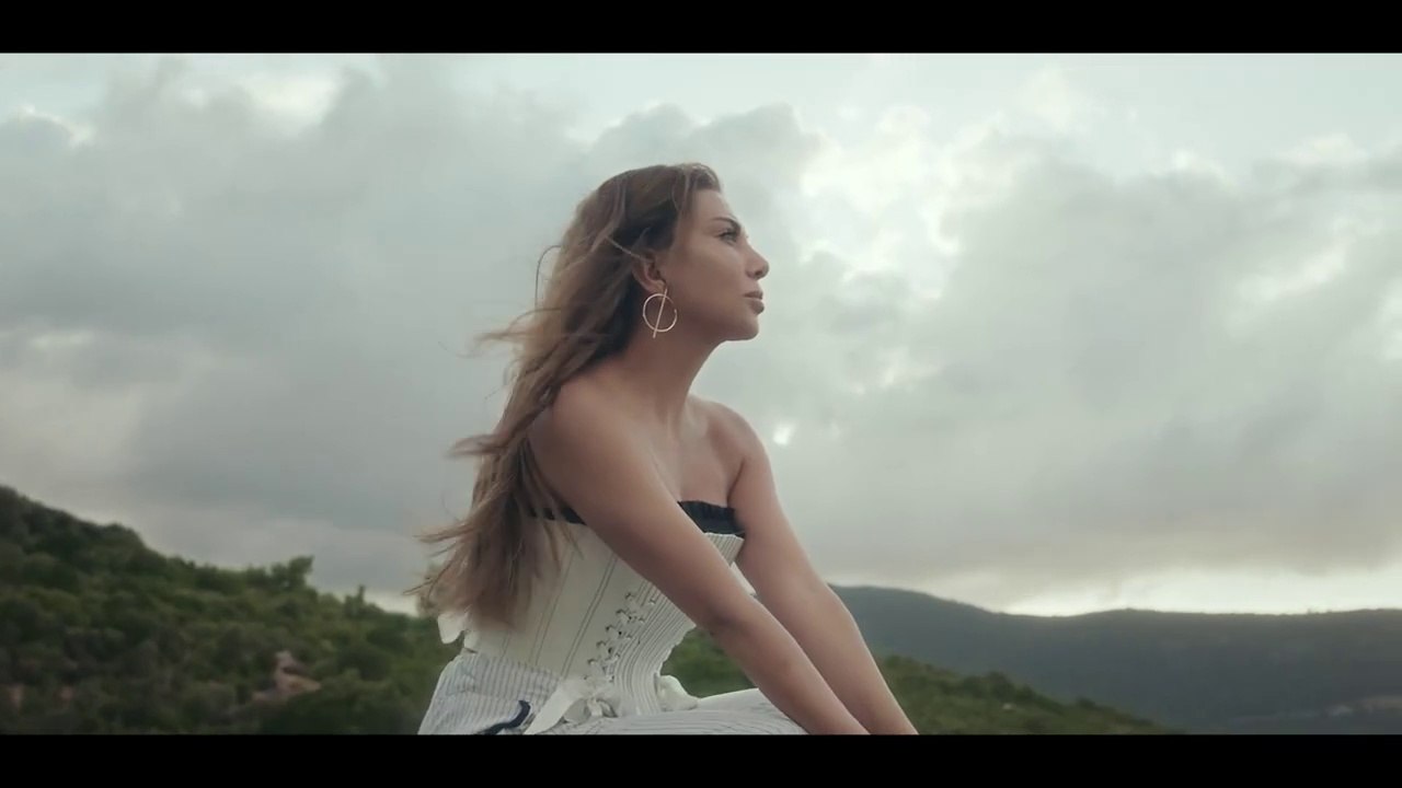 Ebru Yaşar - Yine Çalıyor