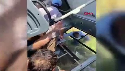 Devrilen otobüsten kendi imkanlarıyla çıktılar