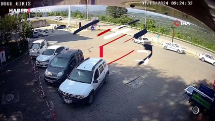 Römorktan kopan lastik akaryakıt istasyonuna daldı
