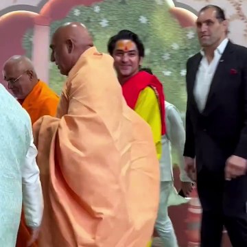 Video: अंबानी की शादी में धीरेंद्र शास्त्री ने दिखाया अपना जादू, फीके पड़े बाकी के सितारे