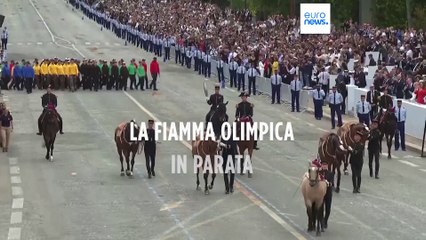 Parigi, la torcia olimpica illumina la parata militare del 14 luglio