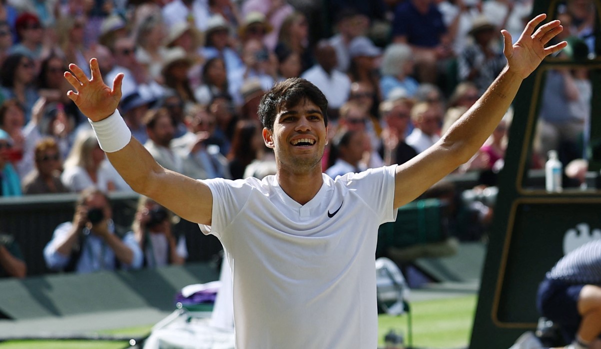 Wimbledon : Carlos Alcaraz est sacré pour la deuxième fois de suite et réalise le doublé Roland Garros - Wimbledon