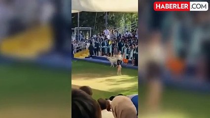 Üniversitenin mezuniyet törenine başıboş köpek dadandı