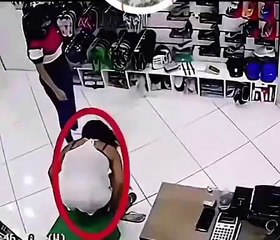 Download Video: Câmera de segurança flagra mulher furtando celular de vendedora em loja; assista