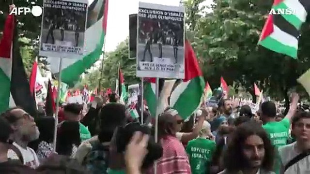 Francia, centinaia di manifestanti a Parigi contro il fascismo e il colonialismo