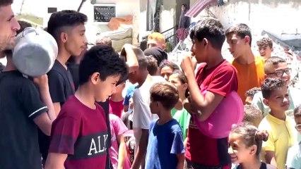 شاهد: شبح المجاعة يطارد نازحي جباليا.. طوابير طويلة للحصول على الطعام وسط ندرة المساعدات