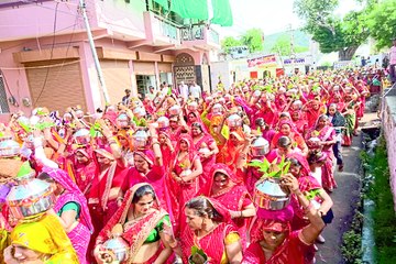 Download Video: श्रीमद्भागवत से पहले निकाली कई किमी लम्बी कलश यात्रा ... देखें वीडियो ...