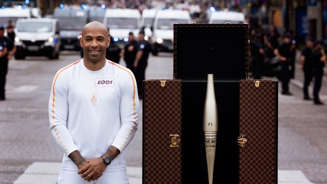 GALA VIDÉO - THIERRY HENRY PREMIER RELAYEUR DE LA FLAMME OLYMPIQUE A PARIS