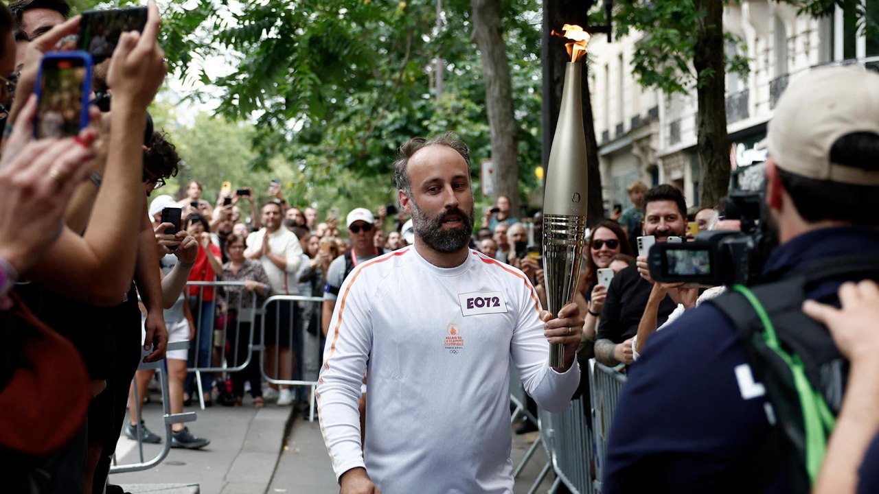 « Un joli clin d'oeil du destin » : Arthur, rescapé du 13 novembre, a porté la flamme olympique devant le Bataclan