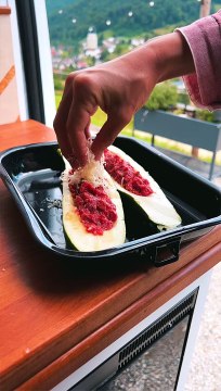 10 minutes une recette en van ! (courgettes farcies)