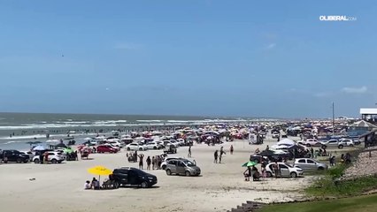 Sol e maré alta atraem banhistas à praia do Atalaia, em Salinas
