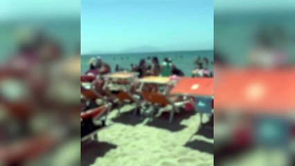 Lite a Varcaturo per un lettino in spiaggia: il video sui social