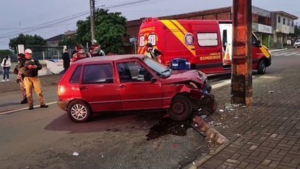 Uno fica destruído após colisão frontal contra poste no Cascavel Velho