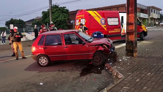 Uno fica destruído após colisão frontal contra poste no Cascavel Velho