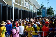 La policía se aleja y abren las puertas para un acceso sin control al Hard Rock Stadium