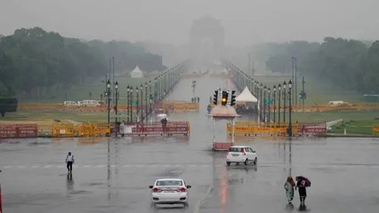 Delhi Rains: दिल्ली में जमकर बरसे बदरा, भीगे मौसम ने दी उमस से राहत