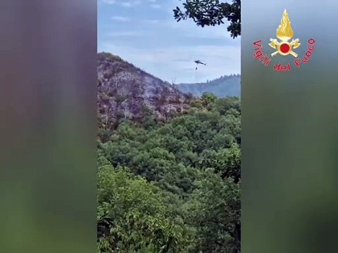 Fossato Serralta, fiamme distruggono bosco e macchia mediterranea: necessarie squadre ed elicottero dei Vigili del fuoco