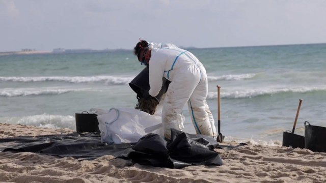 Continúa la limpieza de las tres playas cerradas en Valencia y se elimina el vertido mar adentro