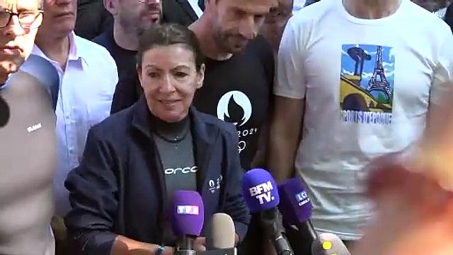 فيديو: في انتظار إيفاء ماكرون بوعده.. عمدة باريس تسبقه بالغطس في نهر السين للتأكيد على نظافة مياهه