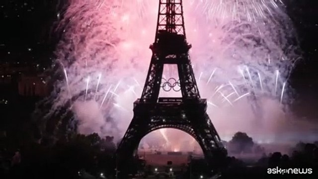 Sontuosi fuochi d'artificio del giorno della Bastiglia a Parigi