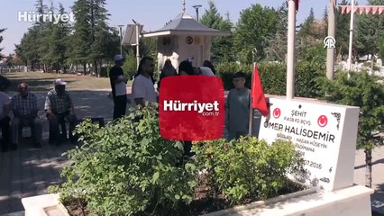 15 Temmuz kahramanı şehit Ömer Halisdemir'in kabrinde ziyaretçi yoğunluğu