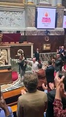 Le passage de la flamme olympique  dans l'hémicycle.