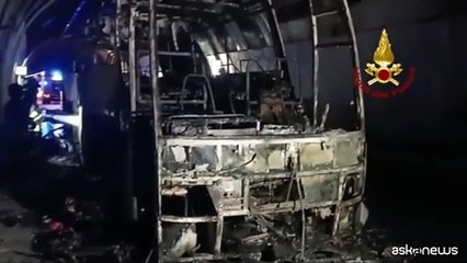 Genova, pullman carbonizzato dopo l'incendio in una galleria dell'A12
