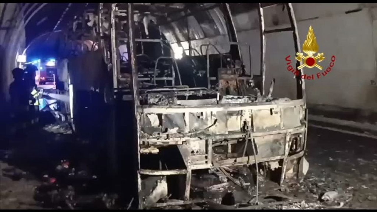 Genova, pullman carbonizzato dopo l'incendio in una galleria dell'A12