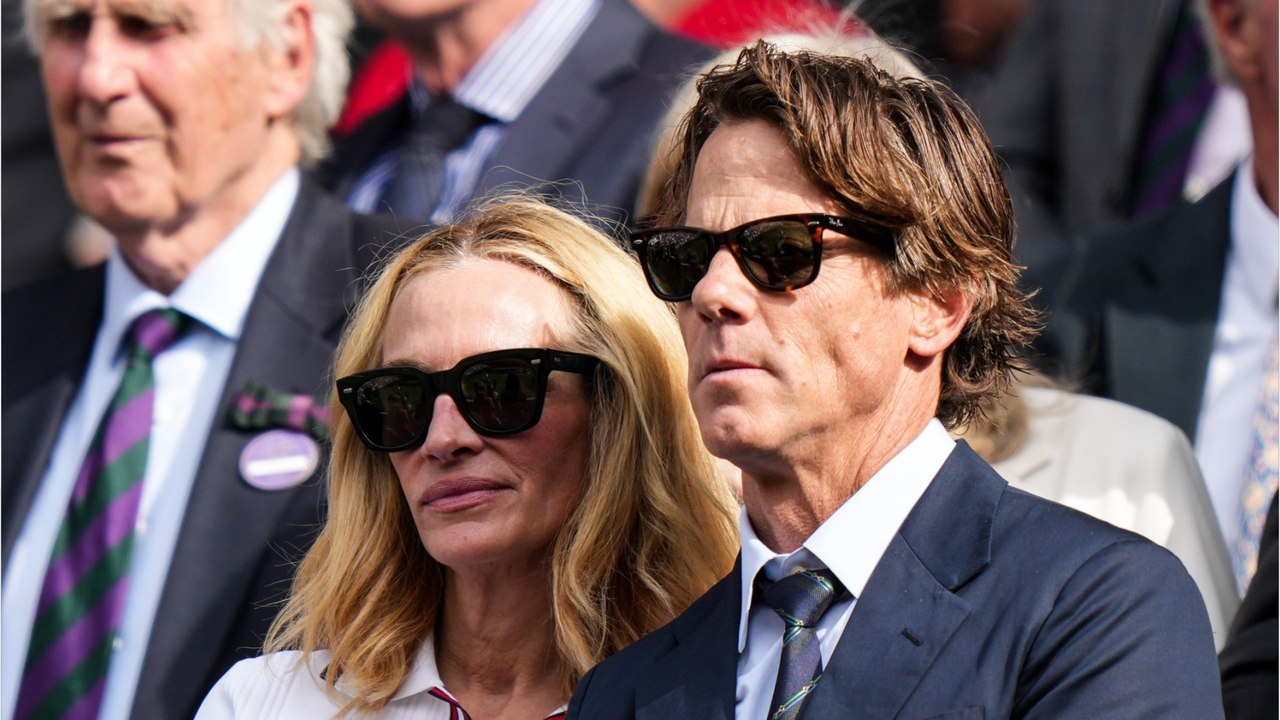 GALA VIDEO - Julia Roberts radieuse à Wimbledon : elle cultive son sourire légendaire auprès de son mari Daniel Moder