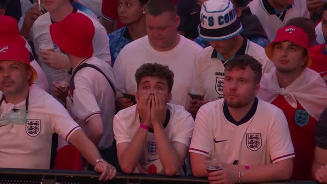 Angleterre - L'énorme déception des supporters au Boxpark de Wembley