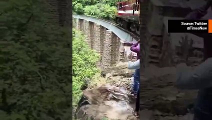 Mąż i żona pozujący do sesji zdjęciowej na moście kolejowym skaczą do 27-metrowego wąwozu, aby uniknąć uderzenia przez lokomotywę, doznając poważnych obrażeń