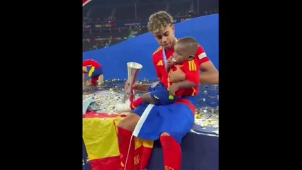 Le petit frère de Lamine Yamal sait déjà comment célébrer la victoire de l'Espagne