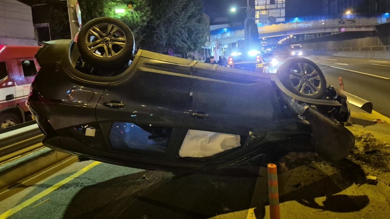 음주 운전하다 가드레일 들이받고 전복...운전자 입건 / YTN