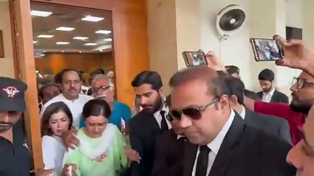 *_‏صنم جاوید سے متعلق جسٹس گل حسن اورنگزیب کا بڑا حکم، صنم جاوید کے والد اور والدہ کمرہ عدالت میں آبدیدہ، اسلام آباد ہائیکورٹ صنم جاوید کو اسلام آباد سے کسی اور جگہ نہ لے جانے کا حکم، کچھ دیر بعد صنم جاوید کو عدالت پیش کیا جائے گا۔۔۔!!!_*