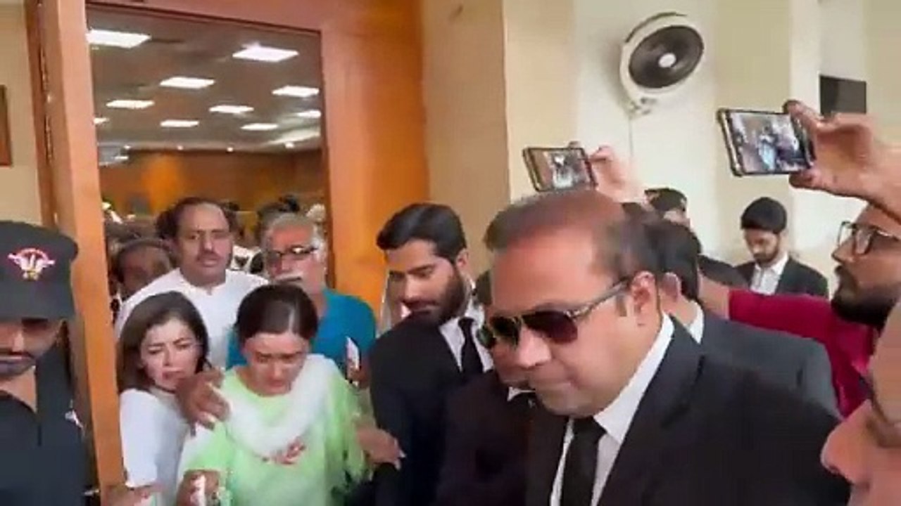 *_‏صنم جاوید سے متعلق جسٹس گل حسن اورنگزیب کا بڑا حکم، صنم جاوید کے والد اور والدہ کمرہ عدالت میں آبدیدہ، اسلام آباد ہائیکورٹ صنم جاوید کو اسلام آباد سے کسی اور جگہ نہ لے جانے کا حکم، کچھ دیر بعد صنم جاوید کو عدالت پیش کیا جائے گا۔۔۔!!!_*