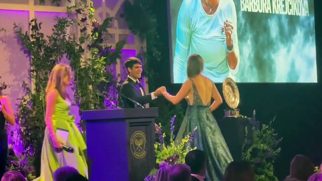 Carlos Alcaraz y Barbora Krejcikova recuperan el baile en la cena de campeones de Wimbledon