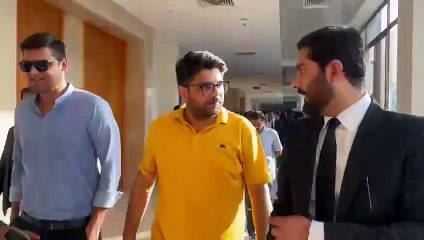 *_‏صنم جاوید کو اسلام آباد ہائیکورٹ سے ریلیف ملنے کے بعد میڈیا کی توجہ کا مرکز بن گئیں، صنم کے شوہر عتیق بھی خوش۔۔۔!!!_*