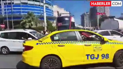 Güngören'de otomobil tramvaya çarptı-1